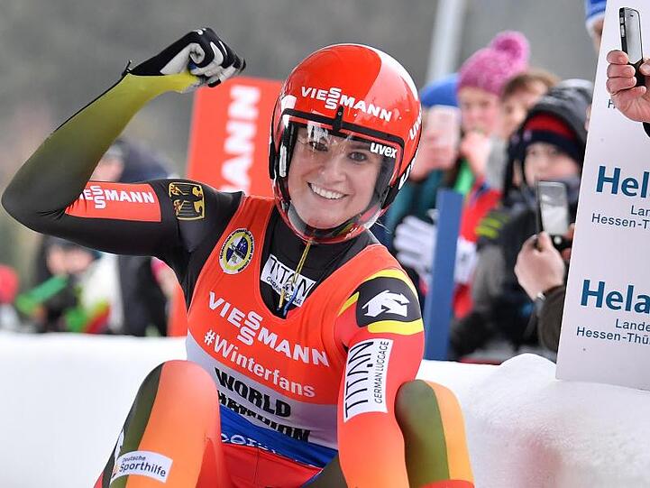 Rodeln, Weltcup, Einsitzer, Frauen. Natalie Geisenberger jubelt als Europameisterin im Ziel. Foto: Martin Schutt/zb/dpa
