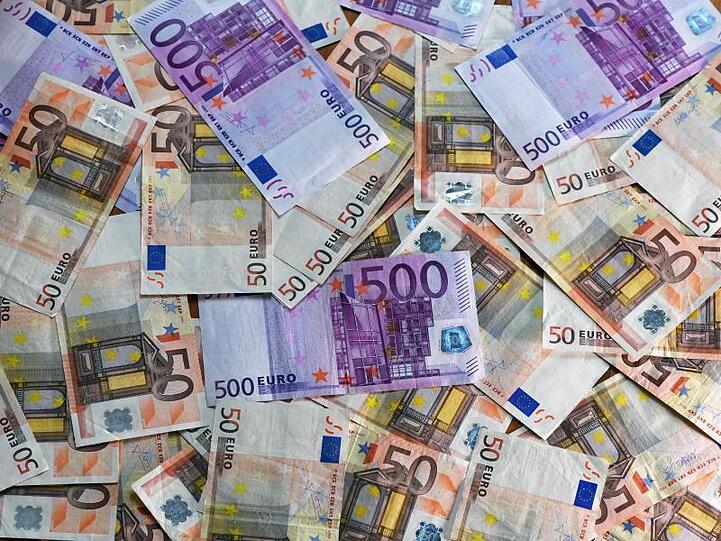Euro-Banknoten liegen auf einem Tisch. Foto: Jens Kalaene/dpa-Zentralbild/dpa/Archivbild