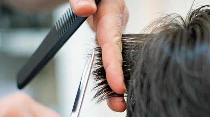 Im Friseurgewerbe liegt das mittlere Einkommen bei 1680 Euro brutto im Monat.
