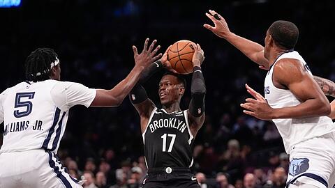 Gegen die Memphis Grizzlies kam Dennis Schröder (M) auf 13 Punkte und 9 Vorlagen.