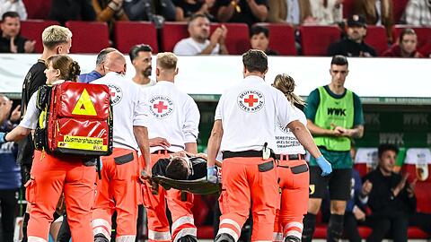 Robin Fellhauer wird vom Platz getragen