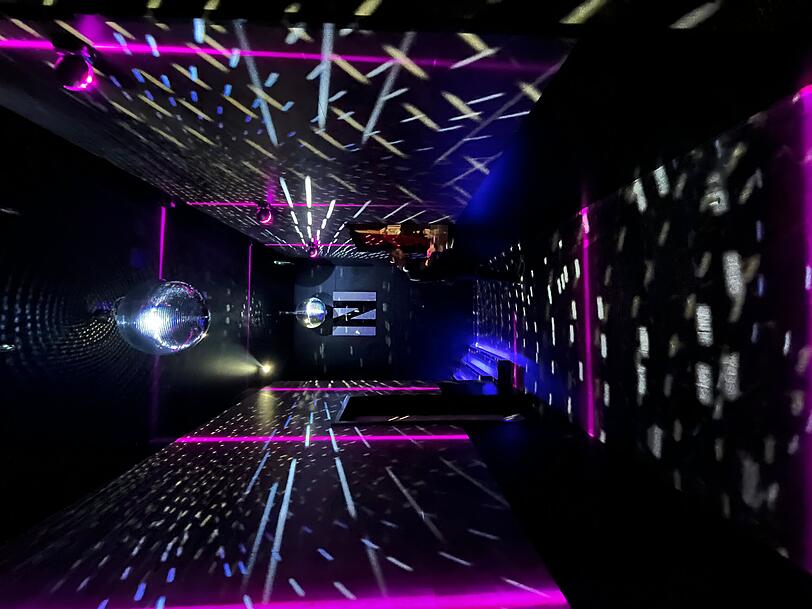 Schwarz, bunt, modern: der heutige NY Club.