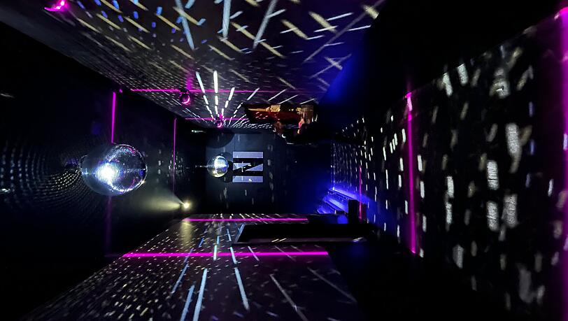 Schwarz, bunt, modern: der heutige NY Club.