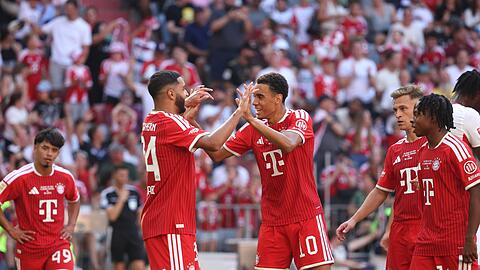 Ismael Saibari (l) bejubelt das 3:1 mit Torsch&uuml;tze Jamal Musiala.