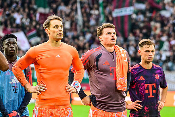 Manuel Neuer (l.) und sein designierter Nachfolger Jonas Urbig:  Beim FC Bayern tickt die Uhr f&uuml;r den verletzten Kapit&auml;n, w&auml;hrend der junge Kronprinz Erfahrung sammelt.