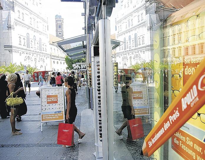 "Sie bestimmen den Preis", steht auf den Schaufenstern von Apollo in der Neuhauser Straße. Noch bis Oktober kann man bei dem Optiker um den Preis verhandeln. Foto: Loeper