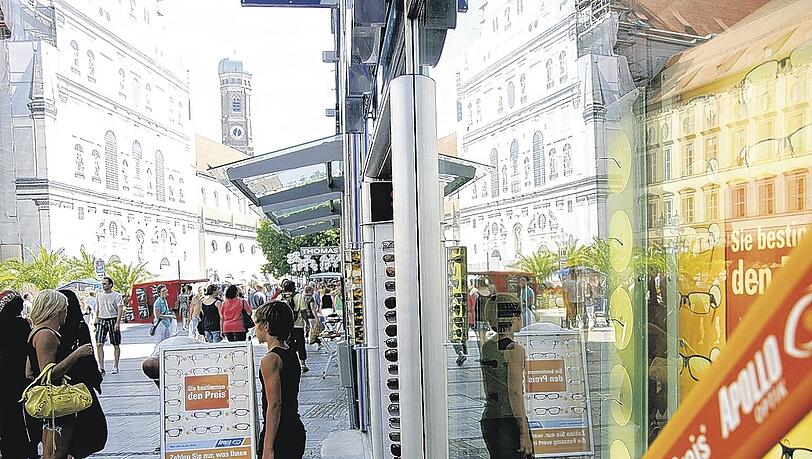 "Sie bestimmen den Preis", steht auf den Schaufenstern von Apollo in der Neuhauser Straße. Noch bis Oktober kann man bei dem Optiker um den Preis verhandeln. Foto: Loeper "Sie bestimmen den Preis", steht auf den Schaufenstern von Apollo in der Neuhauser Straße. Noch bis Oktober kann man bei dem Optiker um den Preis verhandeln. Foto: Loeper