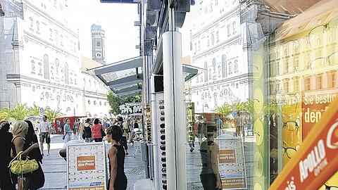 "Sie bestimmen den Preis", steht auf den Schaufenstern von Apollo in der Neuhauser Straße. Noch bis Oktober kann man bei dem Optiker um den Preis verhandeln. Foto: Loeper