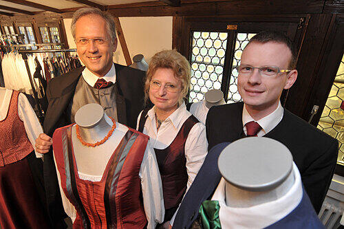 Voll auf Tracht: Bezirkstagspräsident Richard Bartsch, Evelyn Gillmeister-Geisenhof und Bezirksrat Peter Forster (v. li.).