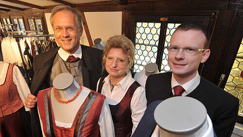 Voll auf Tracht: Bezirkstagspräsident Richard Bartsch, Evelyn Gillmeister-Geisenhof und Bezirksrat Peter Forster (v. li.). Voll auf Tracht: Bezirkstagspräsident Richard Bartsch, Evelyn Gillmeister-Geisenhof und Bezirksrat Peter Forster (v. li.).