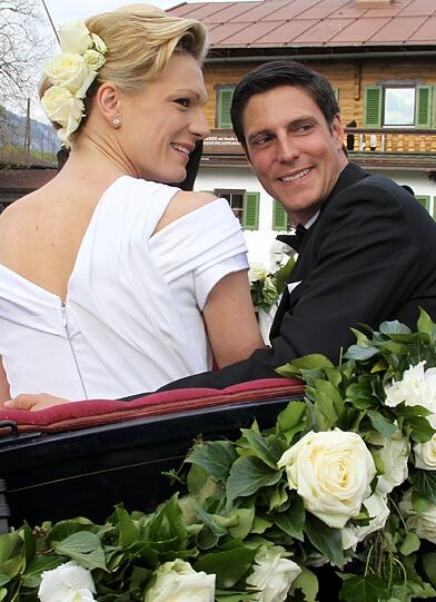 Das Brautpaar in der Kutsche.