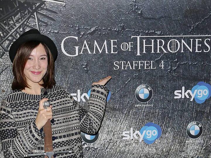 Sibel Kekilli posiert bei der Premiere der jüngsten "Game of Thrones"-Staffel in Hamburg