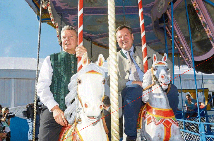 OB Dieter Reiter (SPD) und Josef Schmid (CSU) auf dem neuen Springpferd-Karussell.