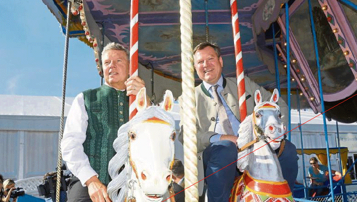 OB Dieter Reiter (SPD) und Josef Schmid (CSU) auf dem neuen Springpferd-Karussell. OB Dieter Reiter (SPD) und Josef Schmid (CSU) auf dem neuen Springpferd-Karussell.
