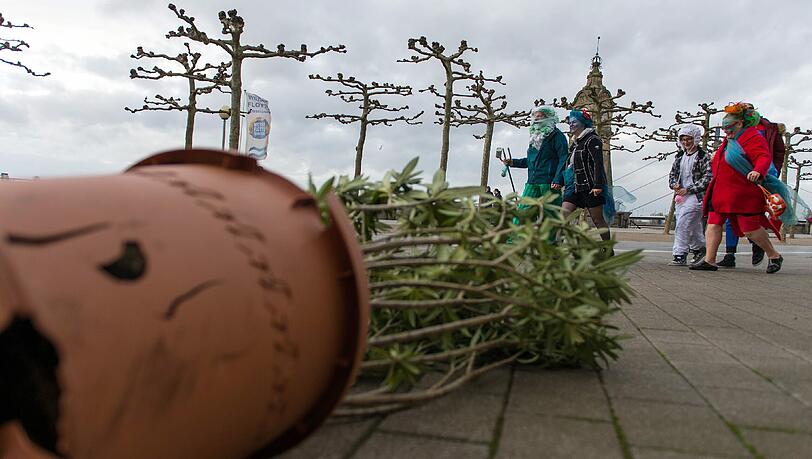 Wegen Sturms wurde in Düsseldorf der Rosenmontagszug abgesagt. Wegen Sturms wurde in Düsseldorf der Rosenmontagszug abgesagt.