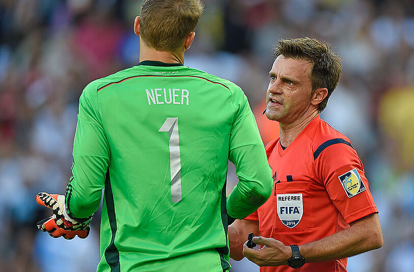 Nicola Rizzoli - hier mit DFB-Keeper Manuel Neuer - leitete 2014 in Rio de Janeiro das aus deutscher Sicht erfolgreiche WM-Finale gegen Argentinien (1:0 nach Verlängerung).