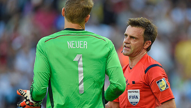 Nicola Rizzoli - hier mit DFB-Keeper Manuel Neuer - leitete 2014 in Rio de Janeiro das aus deutscher Sicht erfolgreiche WM-Finale gegen Argentinien (1:0 nach Verlängerung). Nicola Rizzoli - hier mit DFB-Keeper Manuel Neuer - leitete 2014 in Rio de Janeiro das aus deutscher Sicht erfolgreiche WM-Finale gegen Argentinien (1:0 nach Verlängerung).