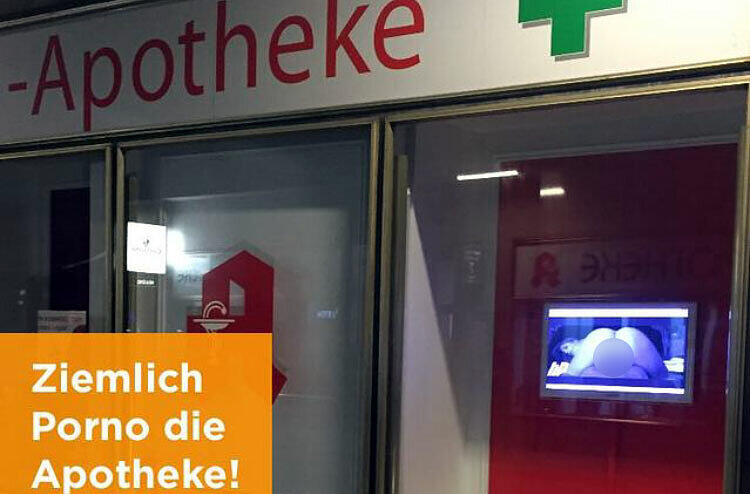 Statt einem Werbevideo wurde im Schaufenster einer Münchner Apotheke ein Erotikfilm gezeigt.