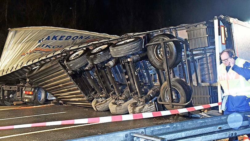 Die Feuerwehr und das THW müssen die Ladung - Obst, Gemüse und Olivenöl aus Griechenland - jetzt sichern.