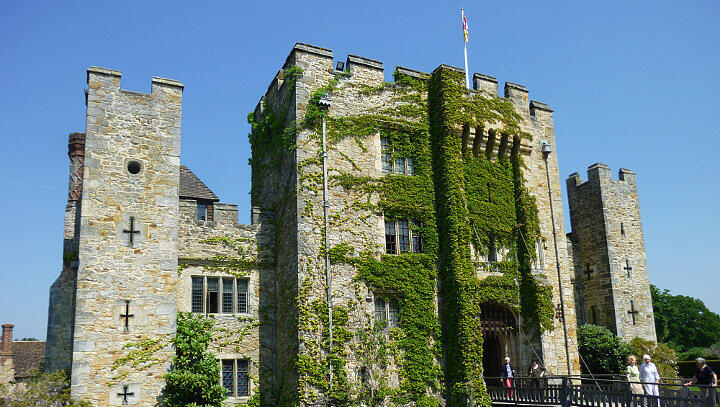 Hever Castle, eines der berühmten Schlösser Heinrichs VIII., wo er mit seiner zweiten Frau Anne Boleyn
lebte. Hever Castle, eines der berühmten Schlösser Heinrichs VIII., wo er mit seiner zweiten Frau Anne Boleyn
lebte.