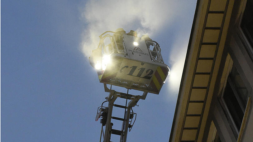 Mit der Drehleiter rettete die Feuerwehr mehrere Anwohner.
