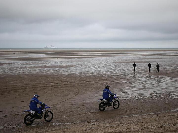 Das ist die neue EU-Außengrenze: Französische Polizeibeamte patrouillieren zu Fuß und per Motorrad am Strand von Oye-Plage in der Nähe von Calais.