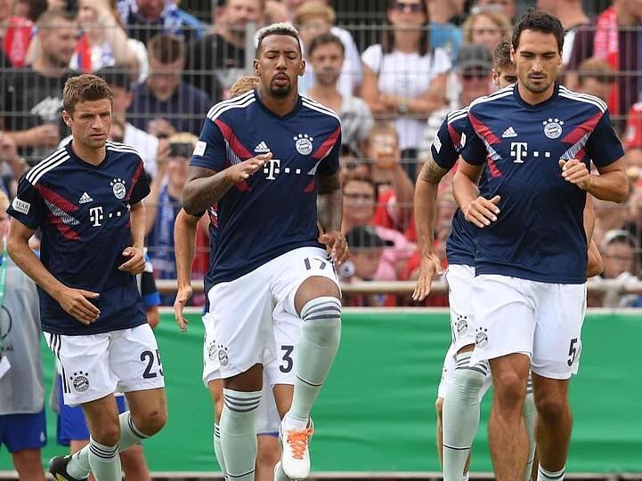 Bayerns Thomas Müller, Jerome Boateng und Mats Hummels (l-r) machen sich warm. Foto: Carmen Jaspersen/Archiv