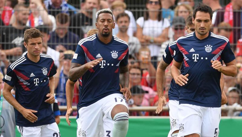 Bayerns Thomas Müller, Jerome Boateng und Mats Hummels (l-r) machen sich warm. Foto: Carmen Jaspersen/Archiv Bayerns Thomas Müller, Jerome Boateng und Mats Hummels (l-r) machen sich warm. Foto: Carmen Jaspersen/Archiv