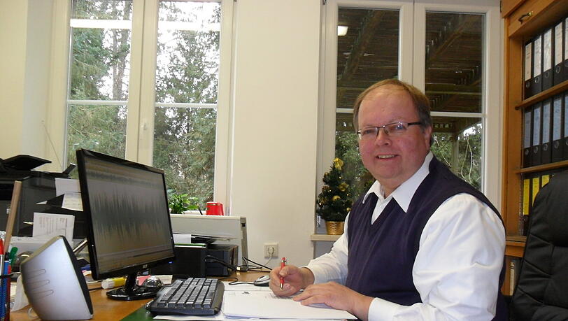 Peter Sauer an seinem Schreibtisch.