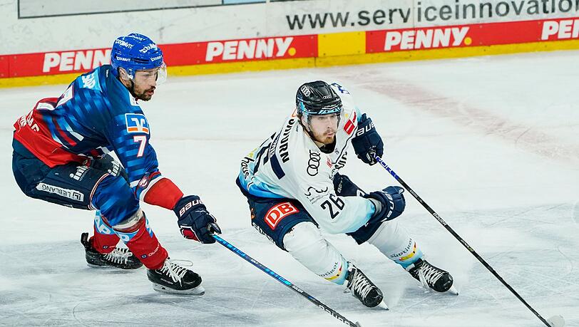 Mannheims Sinan Akdag (l) und Ingolstadts Ty Ronning kämpfen um den Puck.