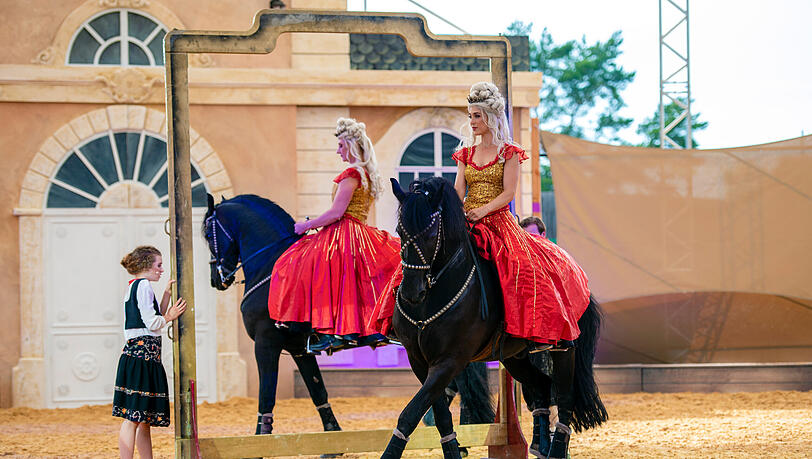 Kenzie Dysli & Sylvie Willms in magischer Spiegelnummer. Kenzie Dysli & Sylvie Willms in magischer Spiegelnummer.