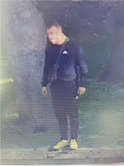 Aufzeichnung einer Videokamera in Tatort-Nähe: Mit diesem – nachträglich verpixeltem – Foto des mutmaßlichen Hauttäters löste die Polizei ihre Öffentlichkeitsfahndung aus.