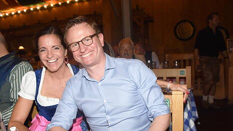 Der CSU-Stadtrat Hans Theiss wurde in den Bundestag gewählt. Erste Nachrückerin wäre die ehemalige Kommunalreferentin Kristina Frank (CSU). Hier feiern die zwei auf dem Oktoberfest.