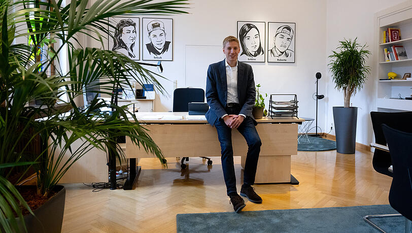 M&uuml;nchens erster gr&uuml;ner Oberb&uuml;rgermeister Dominik Krause in seinem Arbeitszimmer.