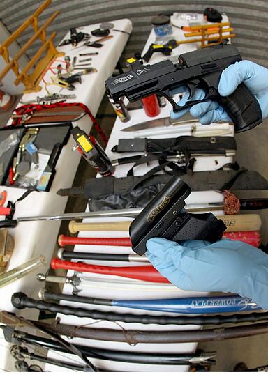 Eine Maske und zahlreiche Waffen hat die Polizei bei der Wohnungsdurchsuchung sichergestellt.