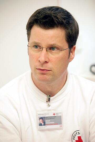 Ulrich Hölzenbein ist der ärtzliche Leiter im Zelt. Er entscheidet, ob der Patient entlassen werden kann, oder lieber ins Krankenhaus gebracht wird.