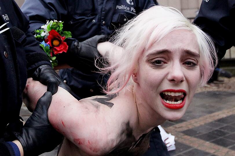 Gegen den  EU-Russland-Gipfel in Brüssel regt sich Widerstand. Vor dem Eintreffen von Putin demonstriert die Organisation FEMEN mit blanken Brüsten. Die Bilder der Demonstration, die von der Polizei aufgelöst werden muss.