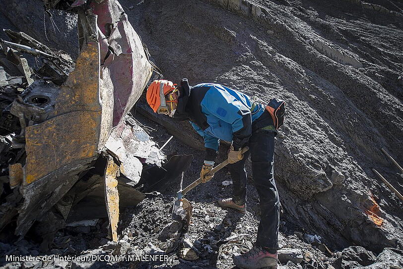 Die Einsatzkräfte an der Germanwings-Absturzstelle konzentrieren sich mittlerweile auf die Habseligkeiten der Opfer.