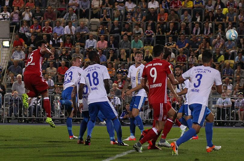 Mats Hummels köpft zum 5:0 gegen Jena.