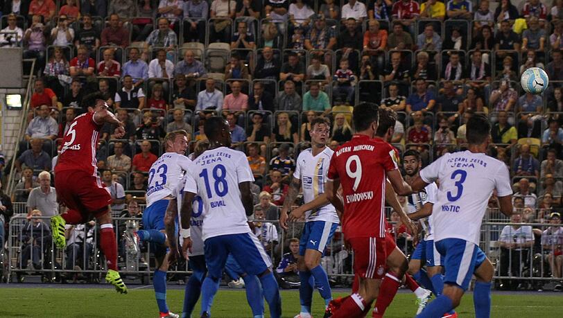 Mats Hummels köpft zum 5:0 gegen Jena. Mats Hummels köpft zum 5:0 gegen Jena.