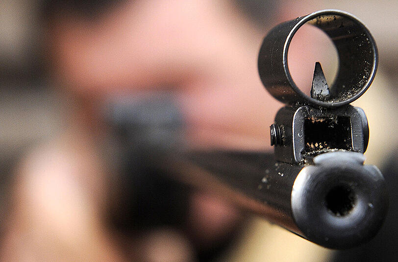 Mit einem Luftgewehr schoss der Mann auf die Fußballspieler.