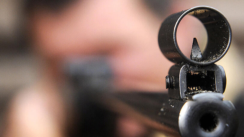 Mit einem Luftgewehr schoss der Mann auf die Fußballspieler. Mit einem Luftgewehr schoss der Mann auf die Fußballspieler.