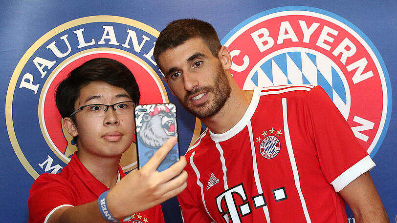 Bayern-Star Javi Martínez feiert mit den Fans im Paulaner Bräuhaus in Shanghai.