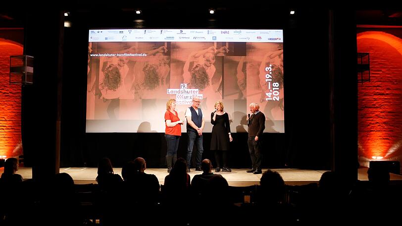 Landshuts Festivalleitung in Gestalt von Birgit Horn und Michael Orth begrüßte am Freitag im Salzstadel die Kollegen aus Südtirol, Festivalleiterin Helene Christanell und Programmdirektor Martin Kaufmann (von links). Die Landshuter kuratieren in diesem Jahr erstmals das Kurzfilmprogramm der Filmtage in Bozen.