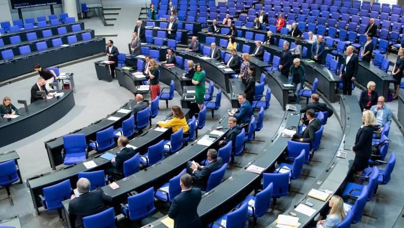 Abgeordnete stehen im Bundestag. Foto: Bernd von Jutrczenka/dpa/Archivbild Abgeordnete stehen im Bundestag. Foto: Bernd von Jutrczenka/dpa/Archivbild