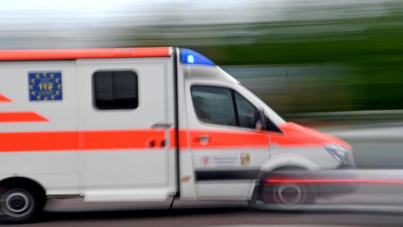 Ein Krankenwagen fährt mit Blaulicht über eine Straße. Foto: Hendrik Schmidt/ZB/dpa/Symbolbild Ein Krankenwagen fährt mit Blaulicht über eine Straße. Foto: Hendrik Schmidt/ZB/dpa/Symbolbild