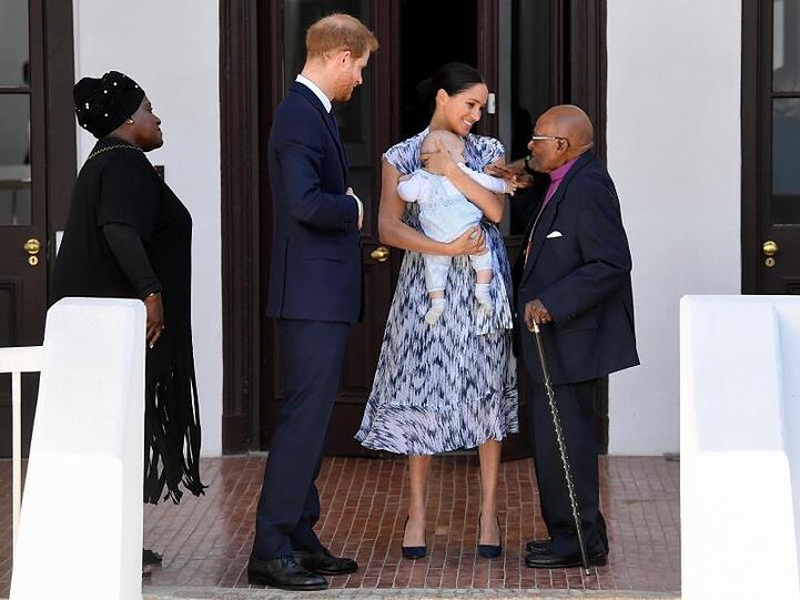 Die britischen Royals werden von Desmond Tutu und dessen Tochter Thandeka empfangen.
