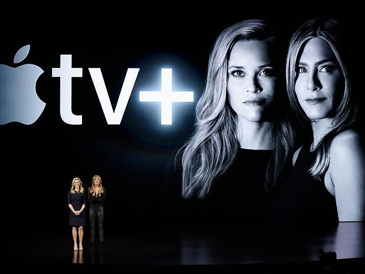 Reese Witherspoon (l.) und Jennifer Aniston bei der Vorstellung des neuen Apple-Streamingdienstes in Cupertino.