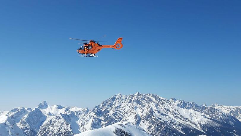 Der Pilot ließ den Notarzt und den Bergretter im Schwebeflug in der Nähe der Unfallstelle über die Kufe aussteigen.