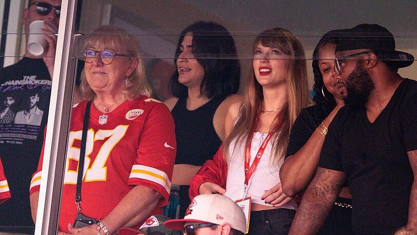 Taylor Swift und Travis Kelces Mutter, Donna Kelce (l.), feuern auf der Tribüne die Kansas City Chiefs an.